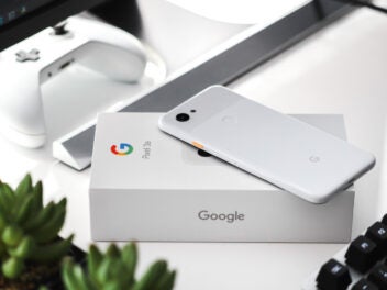 Ein Google Pixel-Smartphone auf seiner Verpackung auf einem weißem Schreibtisch.