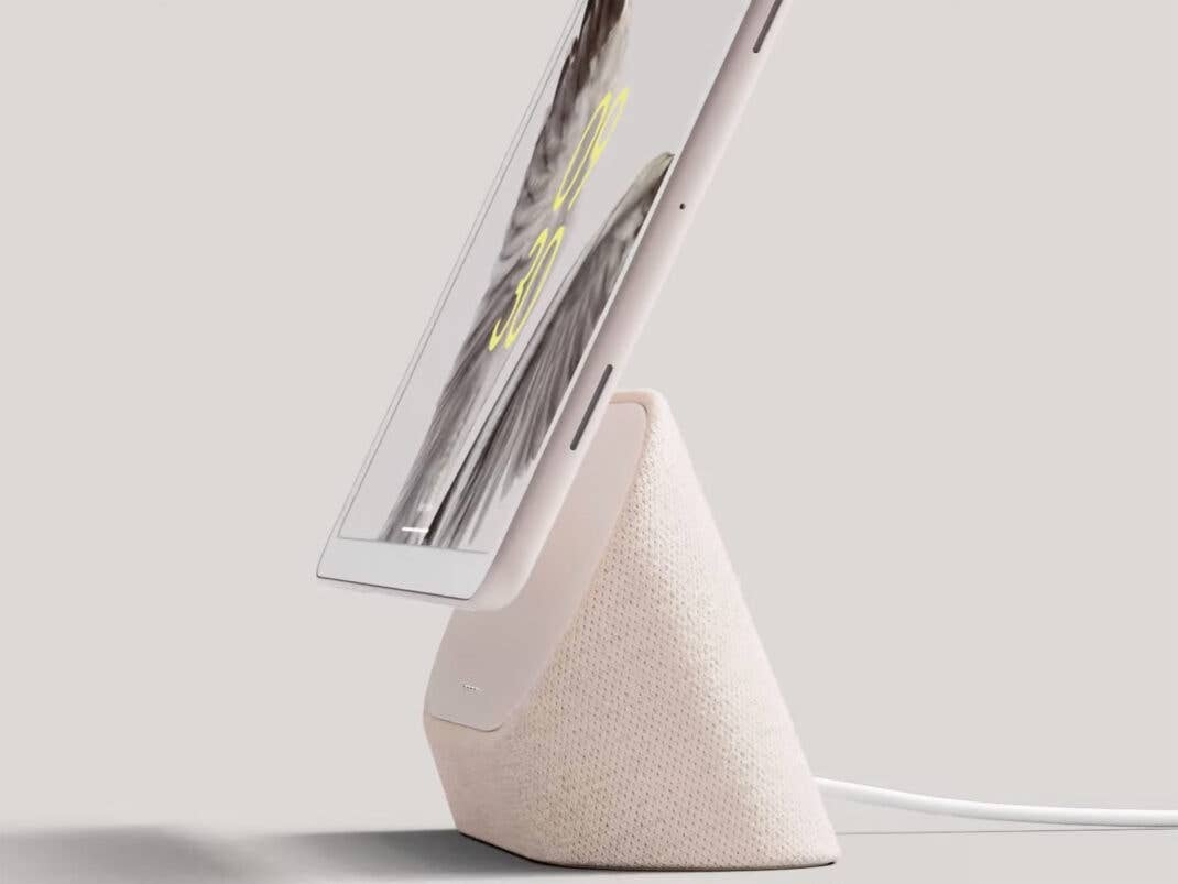 Das Google Pixel Tablet mit dem Charging Speaker Dock
