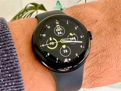 Google Pixel Watch am Handgelenk