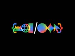 Die offizielle, bunte Grafik-Insignie der Google I/O im Querformat auf tiefschwarzem Hintergrund mit Symbolen für Android, Gemini und Programmcode.