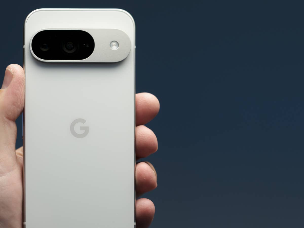 Google Update: 5 neue Pixel-Features, die du sofort aktivieren solltest Google Pixel Smartphone in der Hand von einerm Mann gehalten.