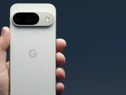 Google Pixel Smartphone in der Hand von einerm Mann gehalten.