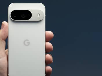 Google Pixel Smartphone in der Hand von einerm Mann gehalten.