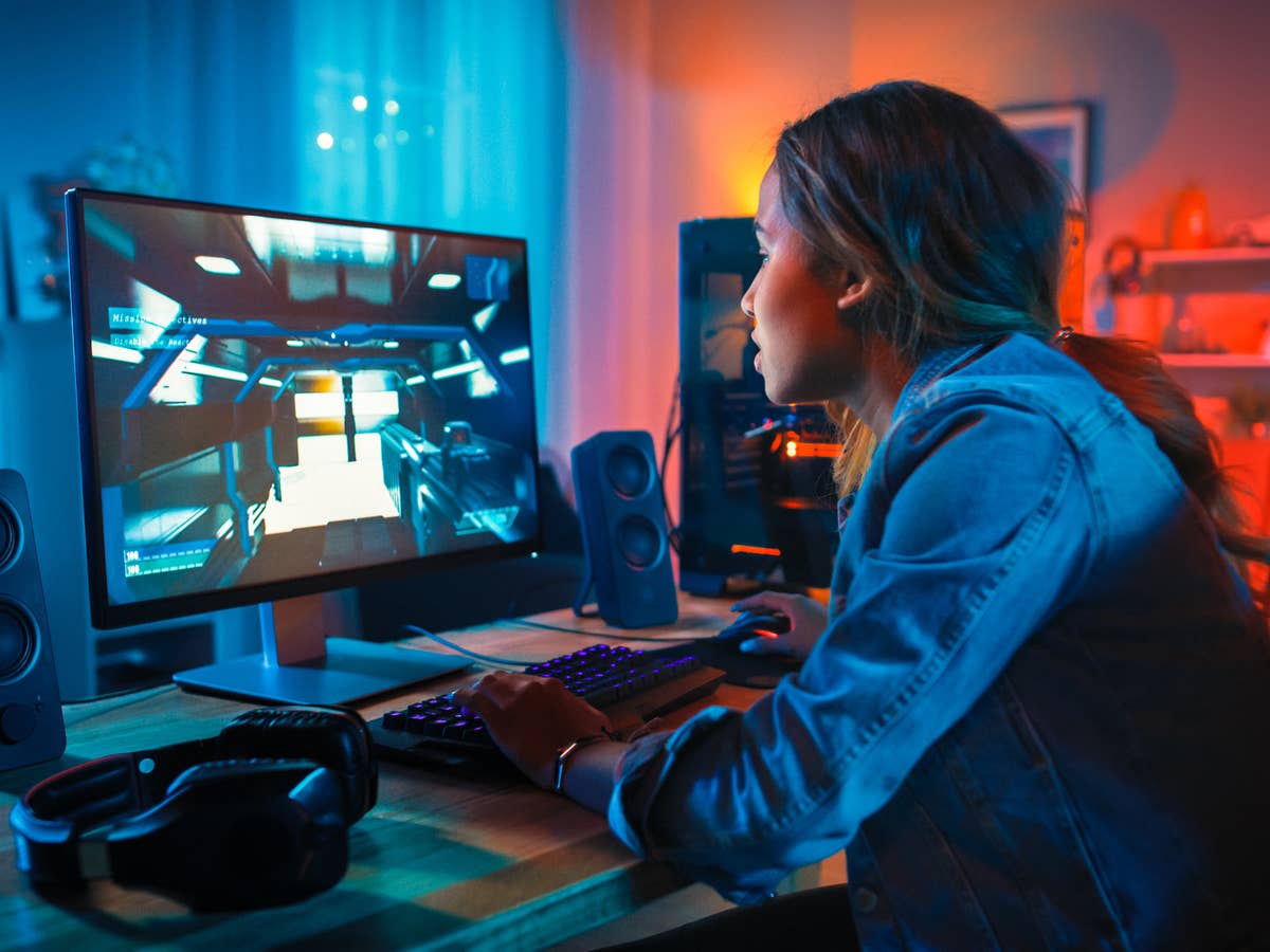 Ein Mädchen spielt an einem PC
