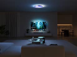 Die Govee Ceiling Light Ultra in einem dunklen Wohnzimmer