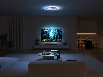 Die Govee Ceiling Light Ultra in einem dunklen Wohnzimmer