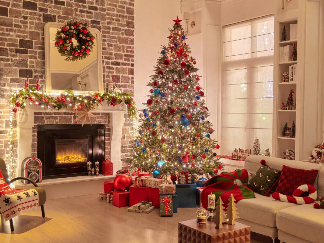 Ein weihnachtliches Wohnzimmer wird durch smarte Lichter beleuchtet.