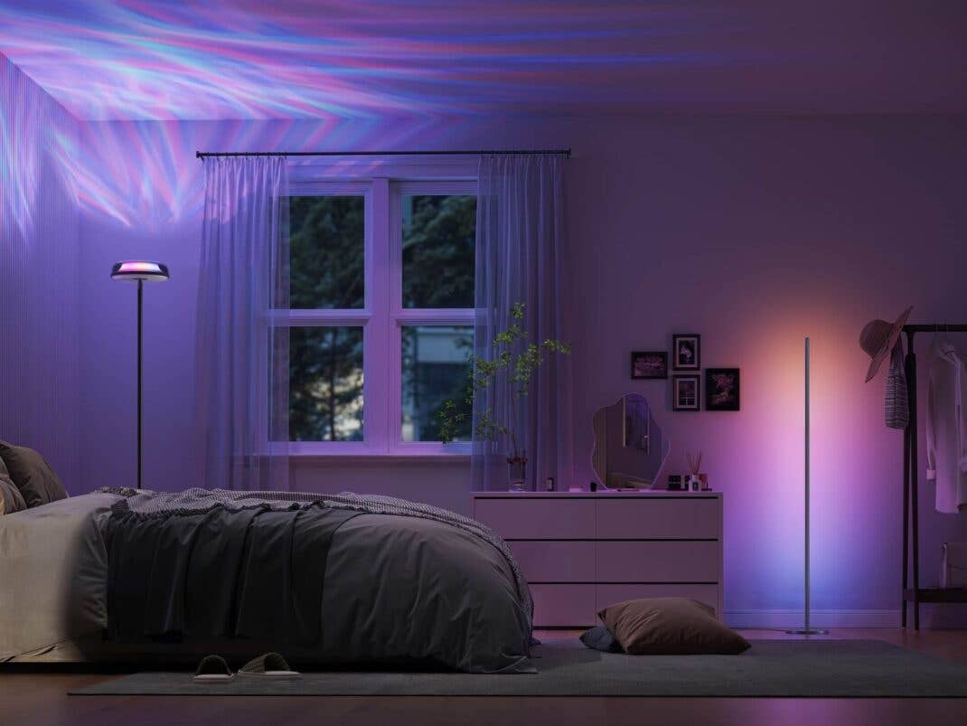 Govee Laternen Stehlampe und Govee Stehlampe 3 in einem Schlafzimmer mit bunten Lichtern