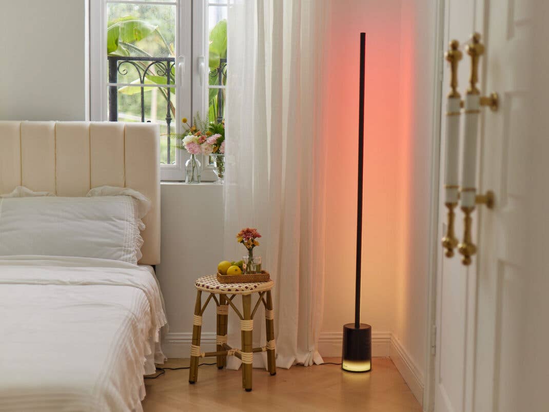 Eine smarte Stehlampe von Govee im Schlafzimmer