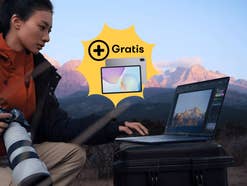 Eine Person arbeitet an einem Notebook (Matebook X Pro Core Ultra). Davor ein Störer mit einem Tablet, welches es gratis zum Laptop dazu gibt