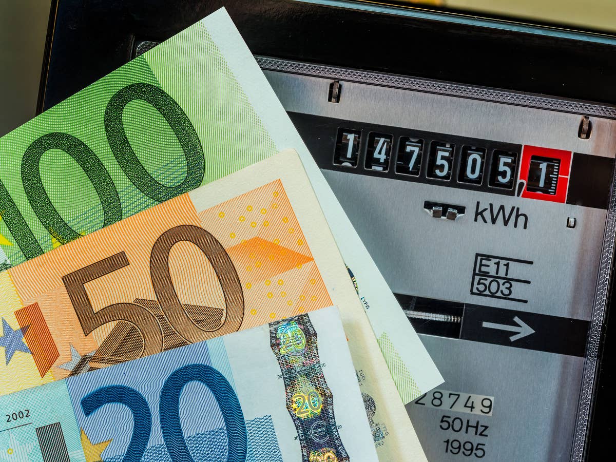 Stromzähler mit Euroscheinen, Sinnbild für Strompreis