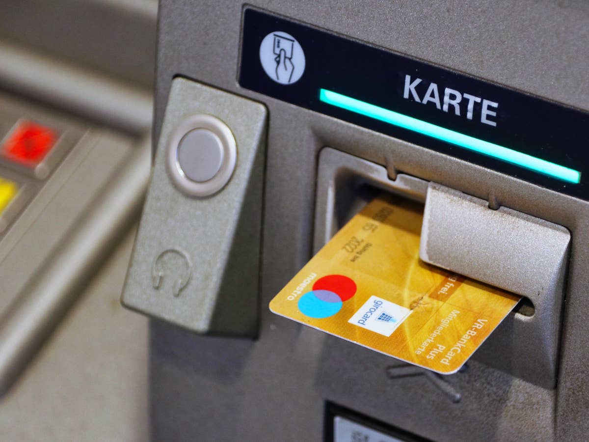 Kein Bargeld mehr, alle Geldautomaten weg: Große Bank macht Ernst