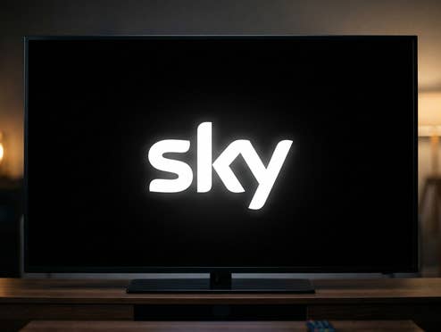 Große Sky-Ankündigung: Neue Serien und Dokus kommen Sky-Logo auf einem Fernseher.