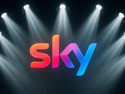 Sky Logo im Scheinwerfer-Licht