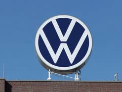 VW Logo auf einem Hochhaus in Wolfsburg.