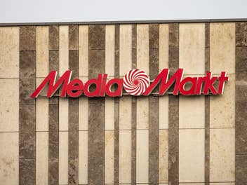 Großes MediaMarkt-Logo auf einer Gebäudefassade