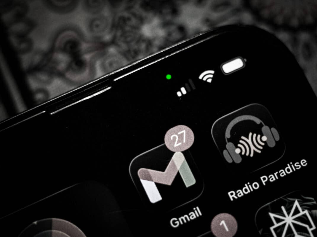 Grüner Punkt am Handy: Das sollte man tun, wenn er plötzlich orange leuchtet