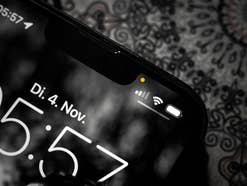 Grüner Punkt am Handy: Das sollte man tun, wenn er plötzlich orange leuchtet