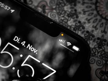 Grüner Punkt am Handy: Das sollte man tun, wenn er plötzlich orange leuchtet