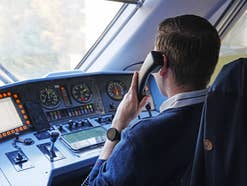 Triebfahrzeugführer im Intercity 1 nutzt GSM-R-Zugfunk