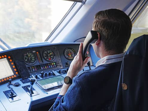 Triebfahrzeugführer im Intercity 1 nutzt GSM-R-Zugfunk