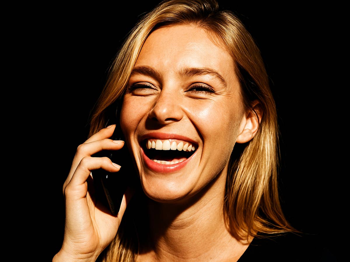 Günstig wie nie: Discounter startet Handytarife zum Kracherpreis Frau lacht und telefoniert.