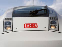 DB-Logo an der Front eines ICE.