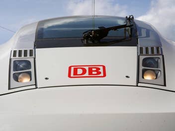 DB-Logo an der Front eines ICE.