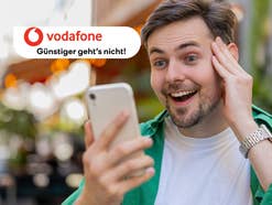 Mann schaut überrascht auf sein Smartphone