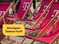 Stühle mit Telekom-Logo stehen herum, 