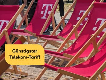 Stühle mit Telekom-Logo stehen herum, 