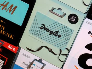 Großaufnahme von mehreren Gutscheinen wie Amazon und Douglas