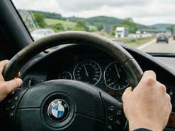 Hände am Autolenkrad