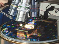 Silikon-Wafer während des Fotolithographieprozesses in einer komplexen Computer-Chip-Produktionsmaschine. Halbleiterfertigung bei Modern Fab oder Foundry