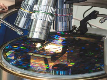 Silikon-Wafer während des Fotolithographieprozesses in einer komplexen Computer-Chip-Produktionsmaschine. Halbleiterfertigung bei Modern Fab oder Foundry