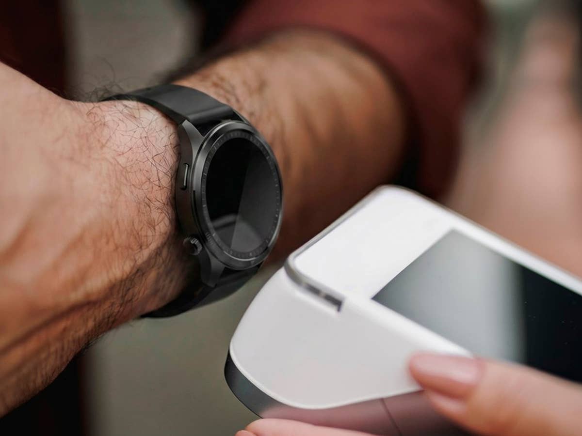 Ohne DKB, ING und Sparkasse: 40‑Euro-Schnäppchen lockt dich in die Falle Das Hama Bezahlarmband im Einsatz an einer analogen Armbanduhr.