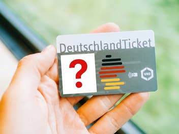 Hand hält Deutschlandticket