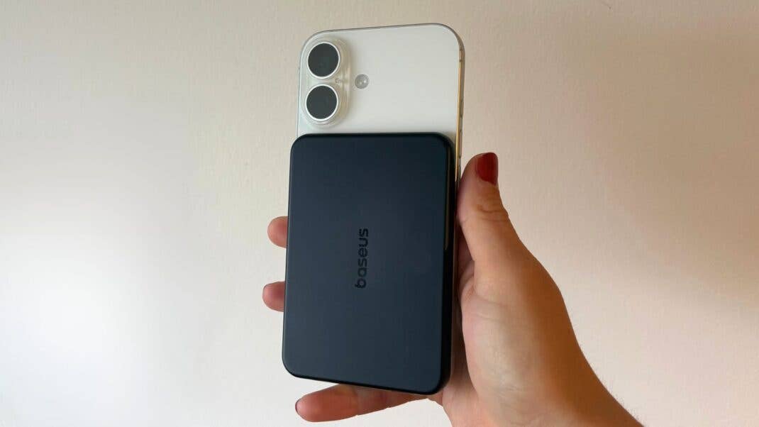 Eine Hand hält ein iPhone mit der Baseus PicoGo Air AM71 Powerbank