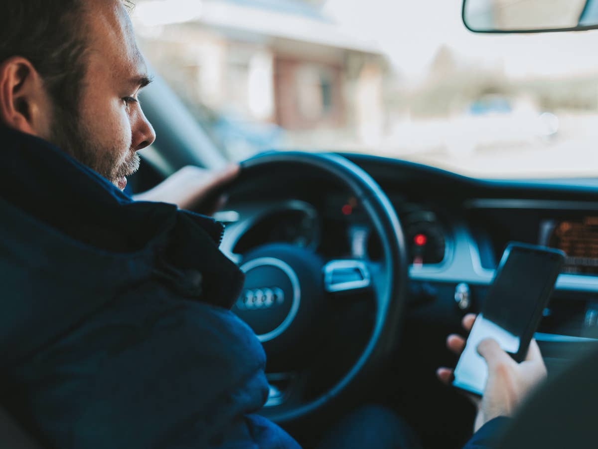 Handy am Steuer: So schnell ist dein Führerschein weg 