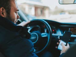 Handy am Steuer: So schnell ist dein Führerschein weg 