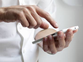 Smartphone mit dem Zeigefinger bedienen
