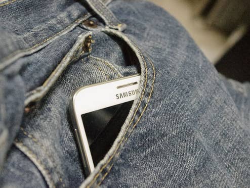 Ein Handy gut sichtbar in einer Hosentasche