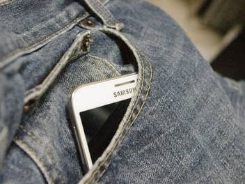 Ein Handy gut sichtbar in einer Hosentasche