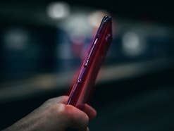 Smartphone in einer Hand