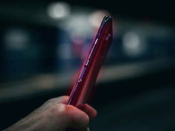 Smartphone in einer Hand