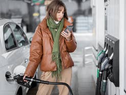 Handy-Verbot an Tankstellen: Das ist der wahre Grund dafür