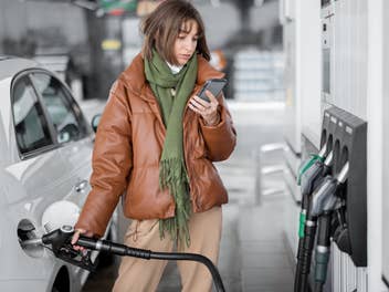 Handy-Verbot an Tankstellen: Das ist der wahre Grund dafür