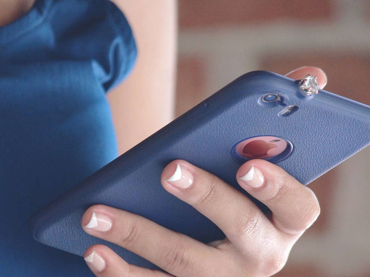 Eine Frau hält ein Handy in der Hand
