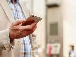 Die zunehmende Handynutzung im Alltag wird zu einem Problem für die Gesundheit Die zunehmende Handynutzung im Alltag wird zu einem Problem für die Gesundheit