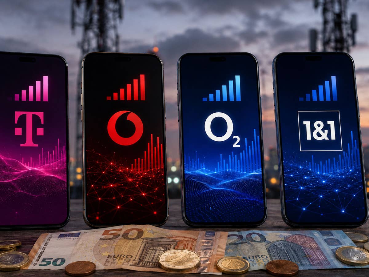 Mobilfunk: Rabatte werden weniger werden Vier Handys mit den Logos der Mobilfunker, im Hintergrund Sendemasten im Vordergrund Geld